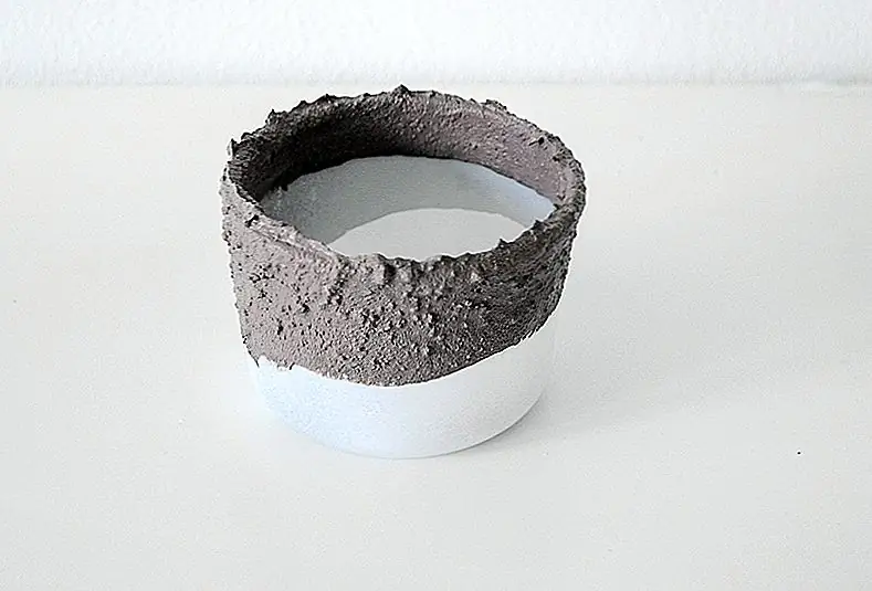 5. После того, как бетон будет сухим и густым, покрасьте салфетки в ваших предпочтительных цветах (у меня снова наносится краска с использованием белой краски)