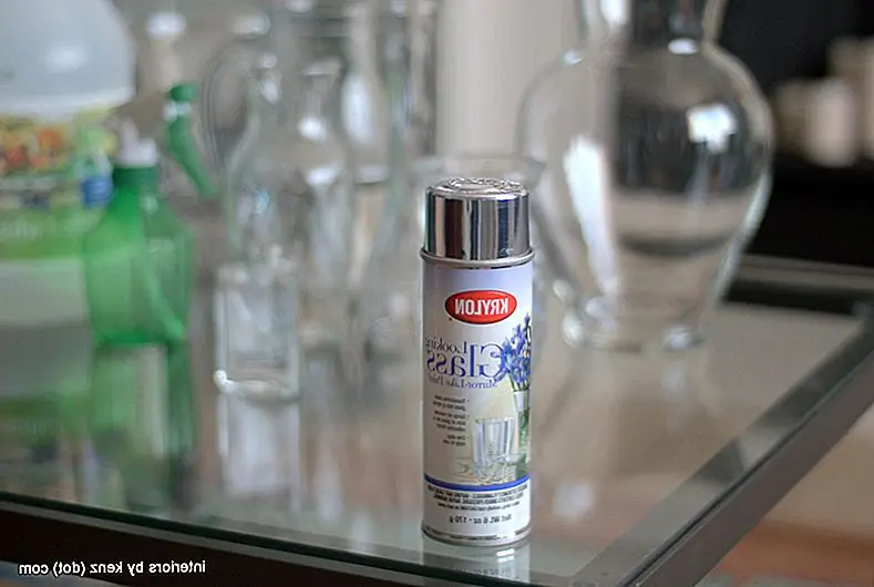 Первое, что вам нужно, это некоторые обычные стеклянные вазы. Любая форма и размер будут делать, пока вы довольны ими. Затем приходит интересная и сложная часть: придавая им блестящий макияж. Один из способов - использовать одну часть воды, смешанную с одним уксусом для распыления ваз. После этого слегка нанесите слой распылительной краски. Добавьте несколько других светлых пальто, пока вы не будете довольны внешним видом. Дайте краске высохнуть в течение минуты, а затем промокните стекло тканью. Повторите три или четыре раза. {найдено на interiorsbykenz}.