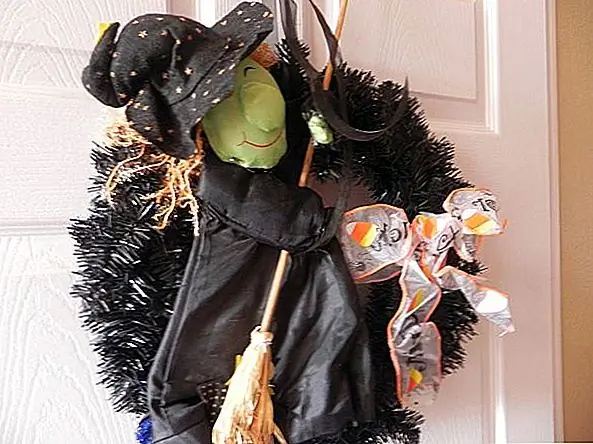 Праздничный венок также может быть украшением, чтобы висеть на внутренней двери. Например, украсьте дверь спальни венком Хэллоуина, который имеет символические элементы, такие как много черных и игрушечная ведьма. Красочный лук может смягчить его жуткий призыв.