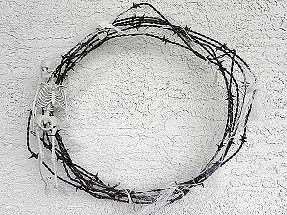 Или, может быть, вы предпочтете что-то более простое. В качестве основного элемента для проекта может быть проволочный венок. Вы можете украсить его пластиковым скелетом, черной лентой или сушеными цветами.