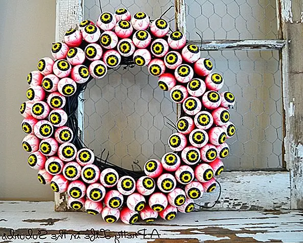 С другой стороны, если жуткий - это то, что вы ищете, Aprettylifeinthesuburbs предлагает отличную идею для венчания Хэллоуина, покрытого пластиковыми глазными яблоками. Если вы хотите создать подобный венок для входной двери, вам понадобится венок из виноградных лоз, плоская черная краска для брызг и множество глазных яблок (около 100). приклеить их к венцу один за другим.