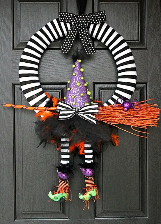 Вы также можете отправить сообщение с игривым и красочным венок. Попробуйте носок венок. Вы можете найти вдохновение для мастеров. Оберните два носка вокруг венка и приклейте концы. Затем приходит интересная часть: украшение венка. Вы можете в значительной степени импровизировать на этом этапе, если вы не хотите воссоздать найденный там дизайн.