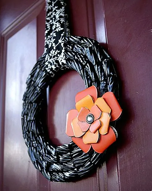 Необычная, но определенно интересная идея, представленная на Savedbylovecreations, - это сделать Хэллоуинский венок из укусов черной солодки. Проект проще, чем кажется. Сначала вы разрезаете венок из картона, а затем добавляете конфету один за другим, используя супер клей. В конце сделайте цветок, используя краску, бумагу или картон.