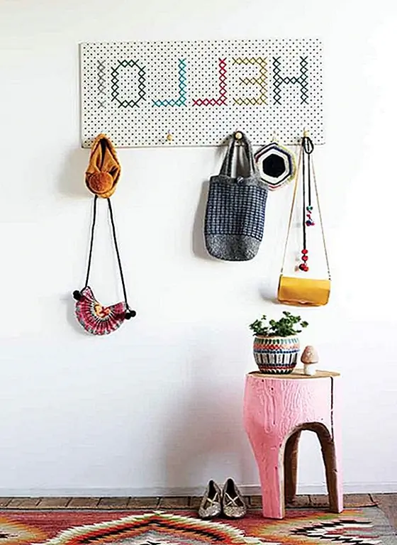 Это подставка для подносов, и это замечательная вещь, которая есть в коридоре или в грязи. Как вы можете видеть, перекрестная строчка была подана в суд, чтобы заклинать «HELLO» на доске с цветной нитью. Для каждой буквы использовались разные цвета, но вы можете использовать один цвет, если хотите. {Найден на charlottesfancy}.