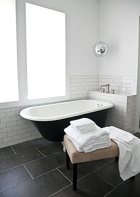 Весь инструмент процесса обновления около 8 месяцев. Первоначально бунгало не выглядело так плохо. Он был отличным центральным расположением, красивыми сосновыми полами, более новым отоплением и кондиционером и новой крышей. У этого есть потенциал, и это видно на фотографиях после. У этого также были некоторые очень красивые особенности, такие как деревянные стены, двери ручной работы и оригинальное оборудование. Это был большой холст для творческих умов. Новый дом очень красивый. Он имеет более современный дизайн и яркий и привлекательный декор. Теперь он действительно чувствует себя как дома. {Found on designsponge}