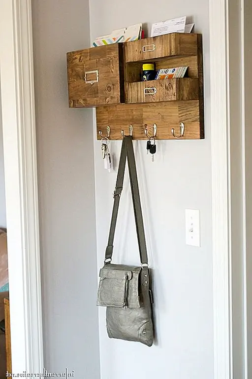 Вы можете легко создать почтовый органайзер из некоторых оставшихся досок древесины или лома из предыдущих проектов. Такой проект описывается на infarrantlycreative. В дополнение к кусочкам лома, вам также понадобится пятно, деревянный клей, крючки и вешалки, а также дрель и пистолет для ногтей. Измерить и разрезать все части, чтобы вы могли создавать ящики в соответствии с инструкциями. Приклейте кусочки вместе, окрасьте древесину и добавьте крючки и вешалки.