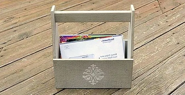 С другой стороны, если вы предпочитаете что-то более простое и меньшее, проект на oneartsymama будет прекрасным вариантом. Описанный здесь почтовый держатель выглядит как симпатичная маленькая коробка с ручкой, чтобы вы могли носить ее. На самом деле это именно то, что есть: план деревянный ящик. После того, как вы нарисуете его и настройте его, он будет готов служить вам в качестве нового владельца почты.