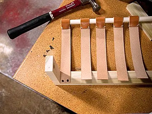 Эта шикарная почтовая корзина изготавливается с использованием дюбеля из твердой древесины, плиты из твердой древесины, некоторых ниток, лапок и кожаных ремней. Вы можете использовать старый пояс для этой части. Сначала вы разрезаете доску и дюбель на требуемые размеры. Затем сверлите отверстия и добавьте дюбель. Последним шагом является прикрепление кожаных ремней. Вы можете найти более подробную информацию о designposge.