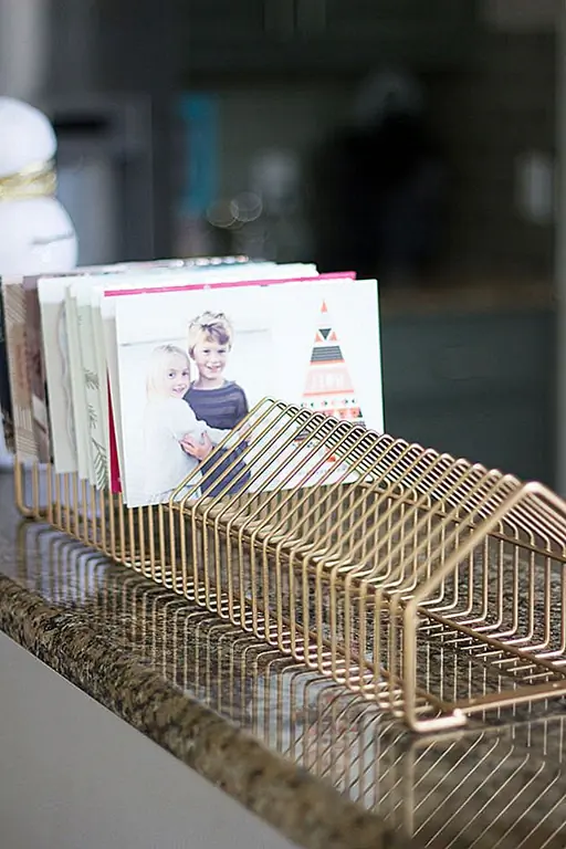 Другая идея состоит в том, чтобы переоборудовать старую проводную стойку для компакт-дисков и DVD-дисков. Все, что вам нужно сделать, это распылить краску на золото или любой другой цвет, который вам нравится омолаживать и придать ему более современный вид. Теперь у вас есть почтовый ящик, в то время как вы также можете использовать в качестве органайзера для праздничных карточек. Мы нашли эту гениальную идею о конструировании.