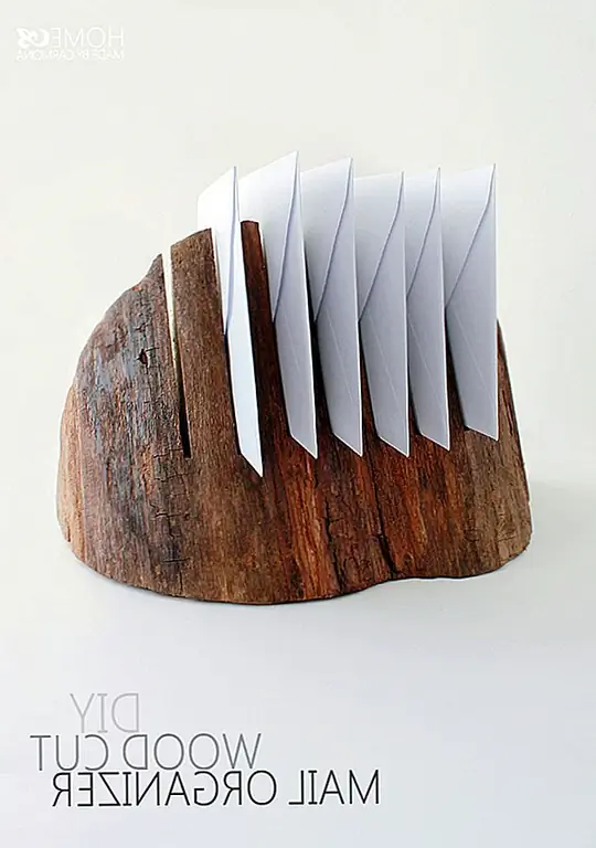 Хотите что-то более твердое? Возможно, почта, организованная из дерева, будет больше по душе. Чтобы сделать такой аксессуар, вам понадобится клин из деревянного бревна, какой-то полиуретан, и если вы хотите персонализировать его и сделать его гламурным, некоторые эмалевые глянцевые акриловые краски и золотые листы. Удалите всю кору и вымойте журнал. Отметьте и сделайте несколько разрезов с помощью пилы. Затем вы можете отшлифовать кусок и нарисовать его. {Найдено на homemadebycarmona}.