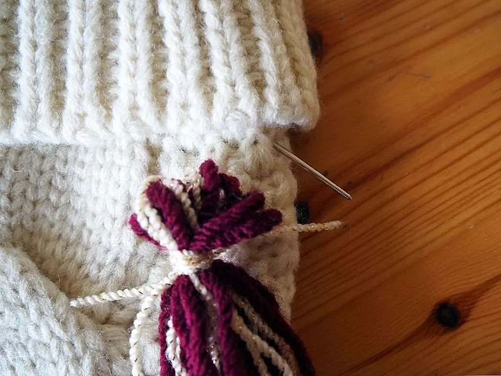 2. Создайте больше кистей, чтобы заполнить ваш чулок. Вы можете делать разные длины и толщину, чтобы создать различные кисти. Вы также можете обернуть два или три цвета одновременно, чтобы создать кисти с несколькими цветами.