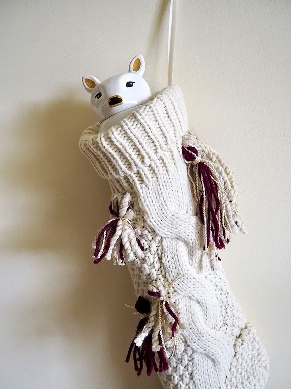 4. Поместите иглу с резьбой внутри вашего чулка и выньте ее за пределы чулки, где находится ваша первая кисточка.