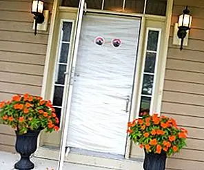 Как заставить вашу переднюю дверь выглядеть пугающей Этот Хэллоуин