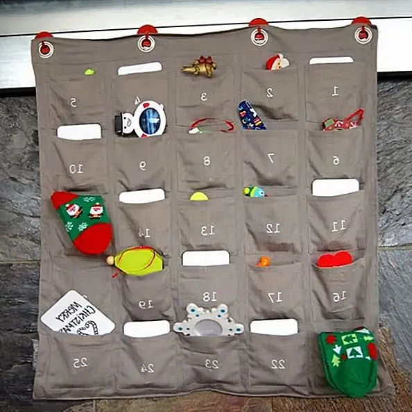 Это сделано из ткани и имеет 24 кармана. В каждом кармане есть сообщение и крошечный подарок, такой как игрушка. Это прекрасная вещь, которую вы можете сделать для своих детей. {Найден на makexdo}.