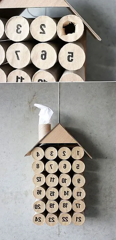 Этот календарь прибытия выполнен из рулонов картона и туалетной бумаги. Он сформирован как крошечный дом, и у него есть 24 круглых контейнера, которые выталкиваются один за другим, когда проходят дни. {Найден на утреннем креативности}.