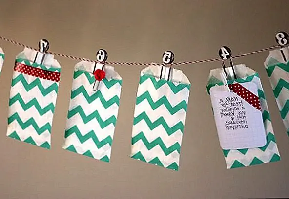 Вы также можете сделать баннер. Возьмите небольшие бумажные мешки, скрепки для бумаг, крошечные прищепки, немного шпагата и ленту для вани. В каждой сумке вы положите удовольствие, и вы также можете написать приятное сообщение, чтобы положить его внутрь. {Found on sisterssuitcaseblog}.