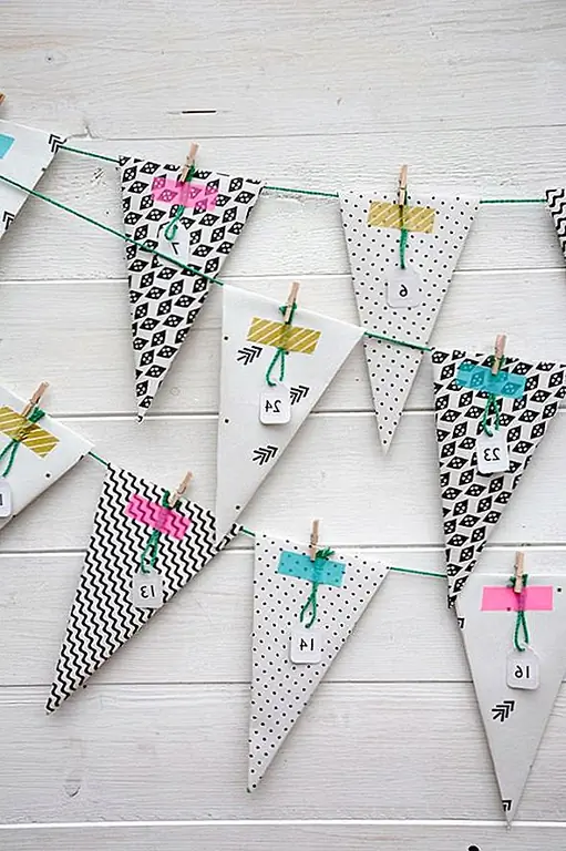 Вот как вы можете сделать календарный календарь прихода в 6 простых шагов. Сначала вырежьте квадраты подарочной оберточной бумаги. Затем поверните бумагу так, чтобы один угол указывал вниз и делал складку. Закрепите боковой край лентой или клеем. Затем украсьте флаги, наполните их лакомствами и повесьте их. {Найдите на шиповнике}.