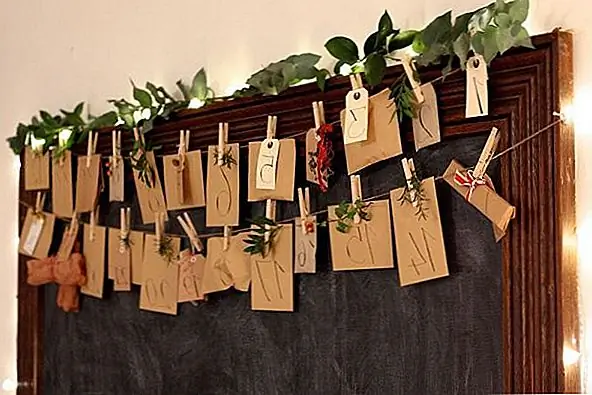 Для этого простого календаря прихода вам понадобятся коричневая бумага или бумажные мешки, этикетки, листва, нитки, прищепки и шпагат. Используйте ручку или маркер для записи чисел в каждом теге / сумке. Украсьте календарь листвой. {Найдено на сайте}.