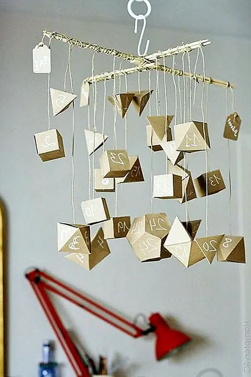Если вы предпочитаете что-то более современное и менее традиционное, у нас есть идеальный проект для вас. Чтобы сделать этот необычный календарь прихода, вам нужны картон, деревянные палочки для еды и шнур для белья. Распечатайте шаблоны, а затем сократите цифры. Вы можете создавать пирамиды, кубики и додекаэдр. После того как они собраны, заполните их конфетами и конфетами. Нарисуйте цифры на рисунках и повесьте их. {Найдено на hamptons}.