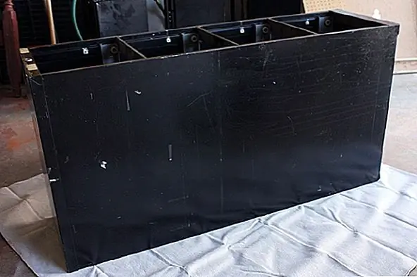 Начните с шлифования и протирания корпуса. Затем используйте грунтовку и краску, чтобы придать ей новый вид и добавить декоративную полоску, если хотите. Для этого вы можете использовать маскировочную ленту. После его сушки вы можете продолжить проект. Отрежьте древесину лома немного меньшим размером, чем основание шкафа. Добавьте ролики, если хотите, и убедитесь, что они правильно установлены.