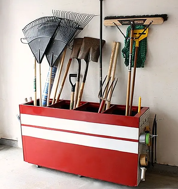 Затем используйте ручную пилу, чтобы вырезать доску пэджа немного меньшим размером, чем каждый конец шкафа. Затем установите шкаф на деревянную платформу, которую вы создали, и закрепите ее винтами. В конце вы должны иметь практичную, прочную и легко передвигающуюся систему хранения для вашего гаража. Вы можете использовать его для хранения всех видов вещей, от инструментов до всего, что требует хранения. {Found on tttreasure}.