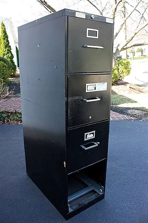 Поверните старый файловый шкаф в практичное хранилище для гаража