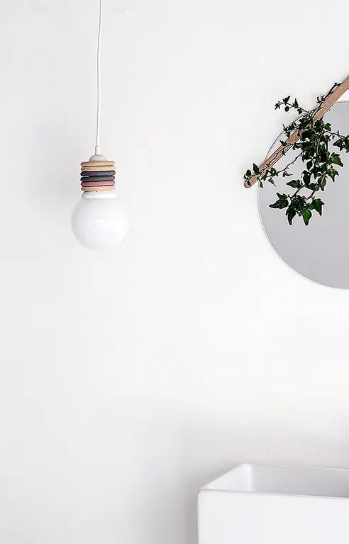 Если да, у меня есть новый проект, который вы попробуете - сегодня я покажу вам, как сделать лампочку из DIY Pendant Lamp из ничего другого … но занавески можно найти в местном магазине! Теперь это интересный элемент для использования, не так ли? Лампу можно персонализировать по-разному, рисуя кольца разных цветов в соответствии с вашим стилем дома, это здорово, потому что окончательный эффект зависит от вас! Мне очень нравится внешний вид необработанного дерева, поэтому я оставил большинство неокрашенных колец, добавив только акцентирующий цвет в линиях с последними тенденциями: темно-розовым и серым.