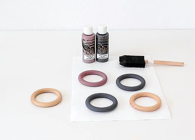 2. Подождите, пока краска высохнет, попробуйте свою композицию. Когда вы довольны результатом, склеивайте кольца вместе с помощью крепкого клея (Superglue / Superattack)