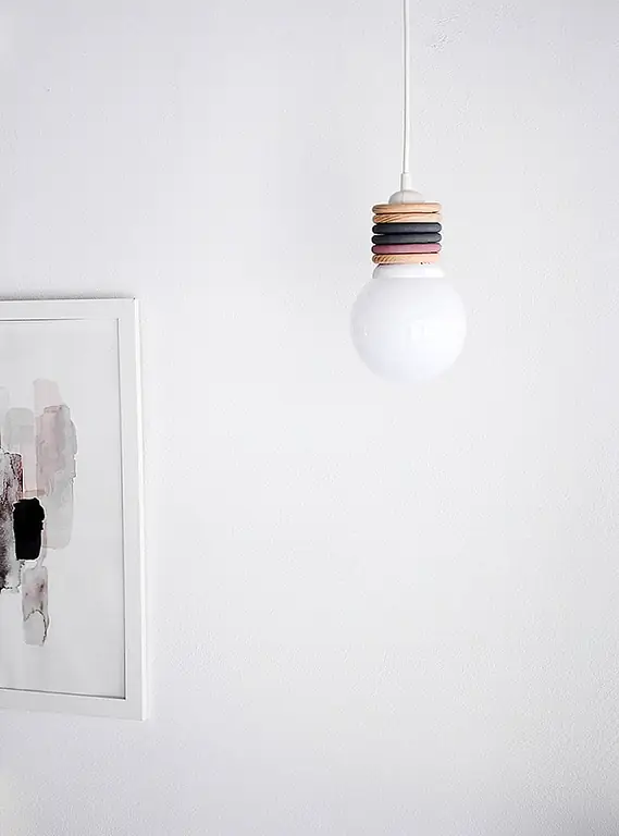 Несмотря на то, что подвесные светильники очень просты по форме, они могут стать очень дорогими, если вы ищете их в дизайнерских магазинах. Эта лампа может быть сделана за 15 $, и я действительно думаю, что она выглядит очень хорошо!