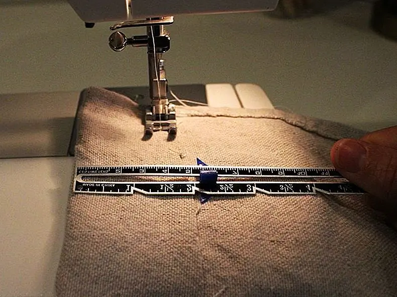 Шаг 2: Подними четыре края вашего пустого баннера. Определите, как вы хотите повесить свой баннер. В этом учебнике показан баннер, висящий под подпружиненным карнизом, но вы все равно можете повесить его - булавки, лента, деревянный дюбель, обычный карниз и т. Д.