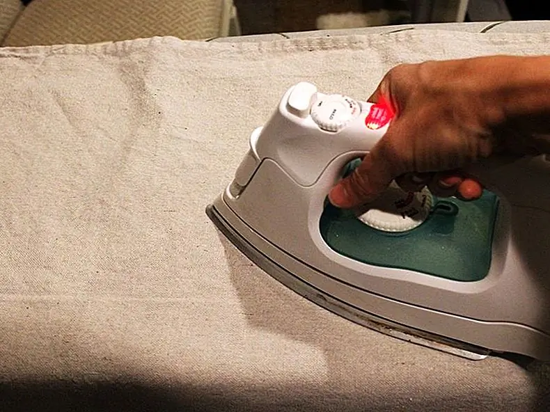 Шаг 3: Утюг баннера. Этот шаг технически необязателен … но не совсем. Утюг. Это «лишний» шаг в DIY, который внесет все изменения в блеск вашего последнего висящего баннера.