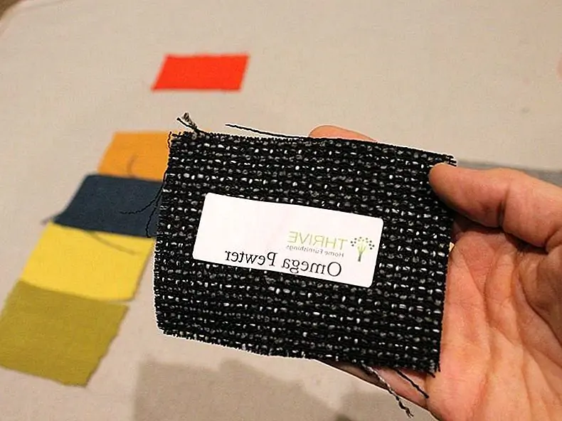 Шаг 4: Соберите или подготовьте отходы ткани. Ткань, которую я использую, - это образцы обивки (от Thrive), которые я так любил, я не мог заставить себя выбросить их, даже если они сидели в течение многих лет, потому что мне нечего было делать с ними. Звучит знакомо?