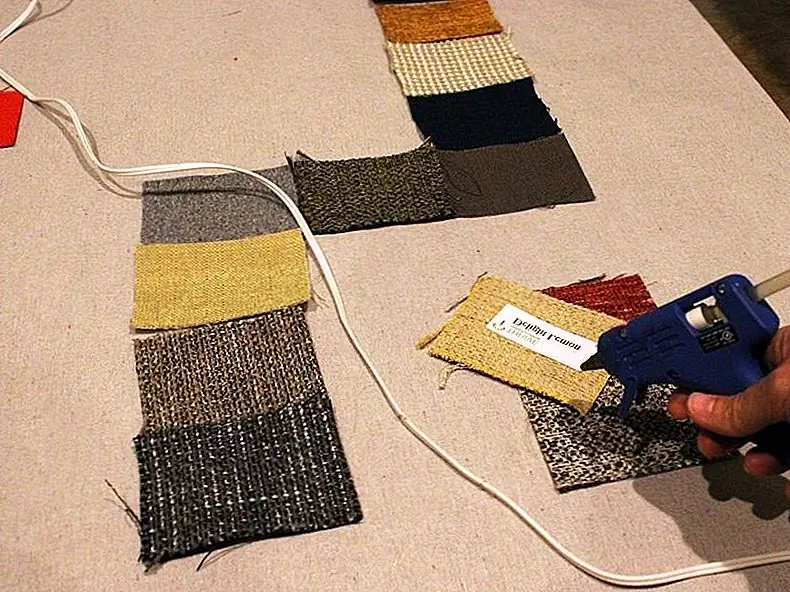 Шаг 6: Горячий клей наклейки на место. Как только ваша позиция станет идеальной, начните склеивать кусочки на место, по одному за раз.