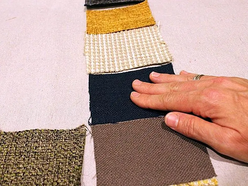 Совет. Будьте осторожны, чтобы двигаться быстро, но не слишком быстро. Удостоверьтесь, что горячая склеенная сторона вашего тканевого лома идеально расположена перед тем, как вы установите его, или это сделает большой горячий клей-волокнистый беспорядок, когда вы очистите его от повторной позиции.