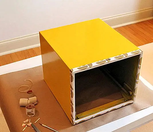 Прежде чем дать ему новый взгляд, окно файла должно быть полностью пустым. Его содержимое было удалено, и ящик должен был быть очищен водой и мылом. После того, как он был чистым и сухим, настало время применить контактную бумагу. Оказалось, что легче начинать с передних кромок и заканчивать боками. Если вы правильно измеряете, вы можете использовать один лист бумаги для покрытия сторон и сверху.