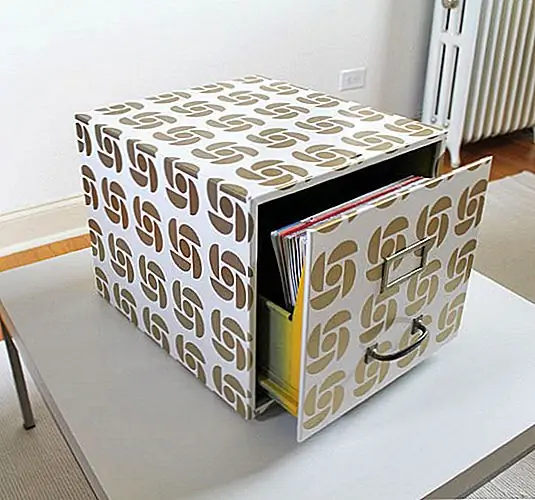 Переднюю часть ящика также должна была быть покрыта контактной бумагой. Ручку нужно было удалить первым и положить обратно после подачи бумаги. Это простой проект, который займет меньше часа. Применение контактной бумаги легко. Все, что вам нужно сделать, это быть осторожным и следить за тем, чтобы он был гладким и без пузырьков воздуха. В этом случае цвета оказались очень красивыми. {Найден на ателье терапии}.