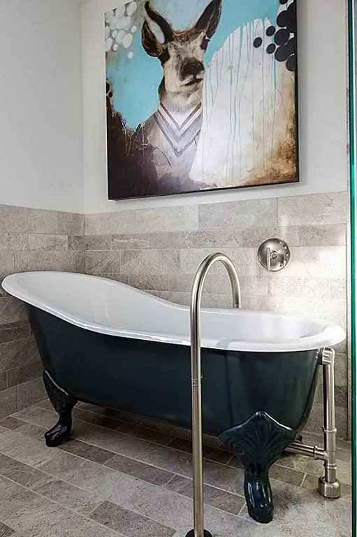 - Когда я жил один в своей первой квартире в Далласе, я наполнил всю стену рамными черно-белыми фотографиями разных размеров, которые были для меня особенными. Это был простой и недорогой способ сделать пространство таким, как я. Поместите отверстия в стену, нарисуйте … заполните, как будто у вас есть титул!