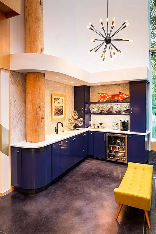 - Я большой поклонник больших обеденных столов, которые приглашают обедать и удваивают рабочее пространство. Попробуйте отреставрированный фермерский стол с призрачным стулом и ковром из овчины, брошенным над ним. Классический, уместный и безумный удобный.