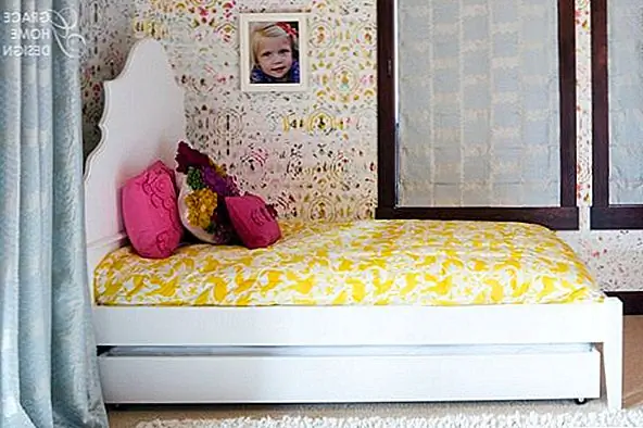 - Поэкспериментируйте с двумя тонами, похожими на яркий свет (просто ярко-розовый в моей спальне) с белым, чтобы он был хрустящим. Еще одна интересная техника - нарисовать потолок, но спуститься по стене 1-2 ', исходя из высоты вашего потолка. Полностью трансформирует комнату.