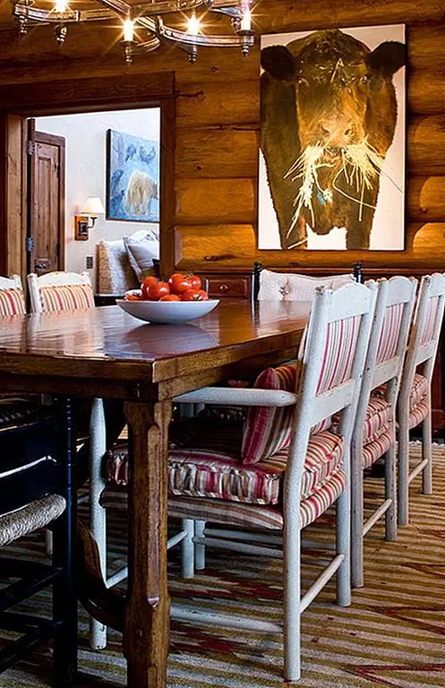 - Я думаю об искусстве, когда меня спрашивают о местном вкусе. То, что чувствует себя локально, может быть не для следующего парня, так что это личное! В Jackson Hole люди часто захватывают таксидермию, фотографию тетонов или реалистичное искусство дикой природы и называют это местным вкусом. Мой местный аромат - это не одна из этих вещей. Для меня это любимая футболка, которая носится на сотнях походов в Тетонах или на фермерском рынке каждую субботу летом. Испытывать местные вещи и то, что тянет вас к месту, переводится в ваш дом.