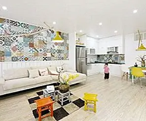 Современная квартира, украшенная красочными настенными плитами