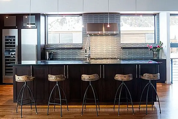 - Наполните свой холодильник продуктами питания, купите цветы у фермерского рынка, запаситесь баром, включите акцентное освещение! Даже если вы не можете тратить много денег на мебель, принесите живое пространство, живя в нем и развлекаясь в нем. Если вы инвестируете в мебель и аксессуары, пойдите для комфорта. Сядьте на стулья и диваны, прежде чем совершить. Смешайте свои стили и играйте с комбинациями цветов и рисунков. Я думаю о том, чтобы одеть дом, как я одеваюсь. Слои, и он должен чувствовать себя хорошо на моем теле, иначе я не буду носить его. Дом ничем не отличается.