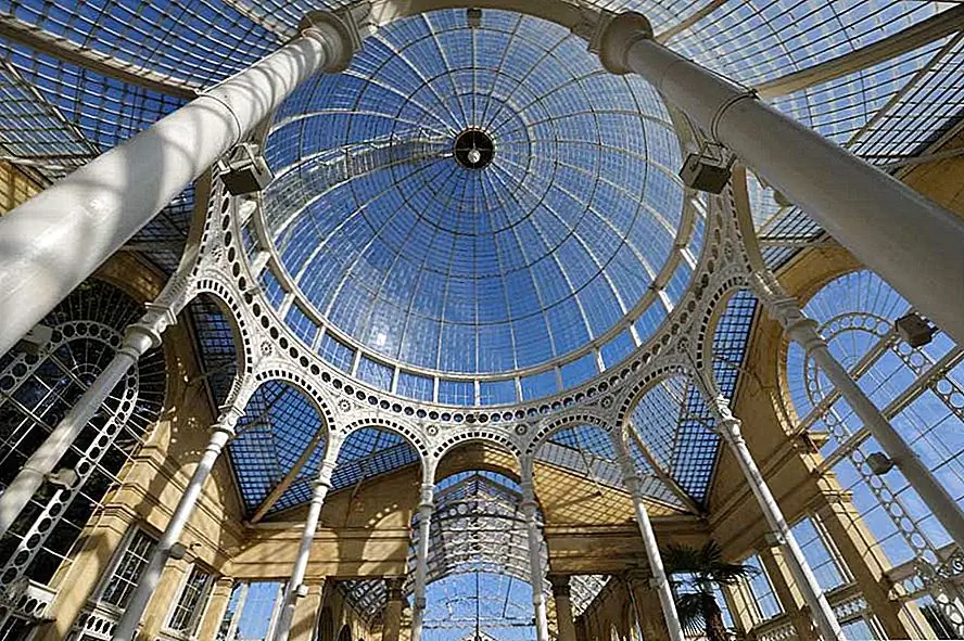 Притворись, что ты - ошибка или муравейник, ползающий по земле. Никто не смотрит на здание под этим углом, но это может сделать самую удивительную фотографию, которую ты когда-либо видел. Источник изображения: дизайн дома