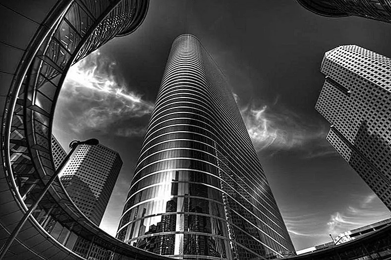 Если вы сделаете очень графический снимок или выделите структурные линии здания, вы можете лучше снимать только в черно-белом режиме. Источник изображения: Twisted Sifter