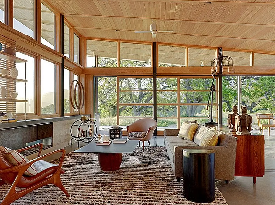 В большинстве скандинавских номеров есть большие окна, позволяющие естественному свету течь. Источник изображения: Jeffers Design Group