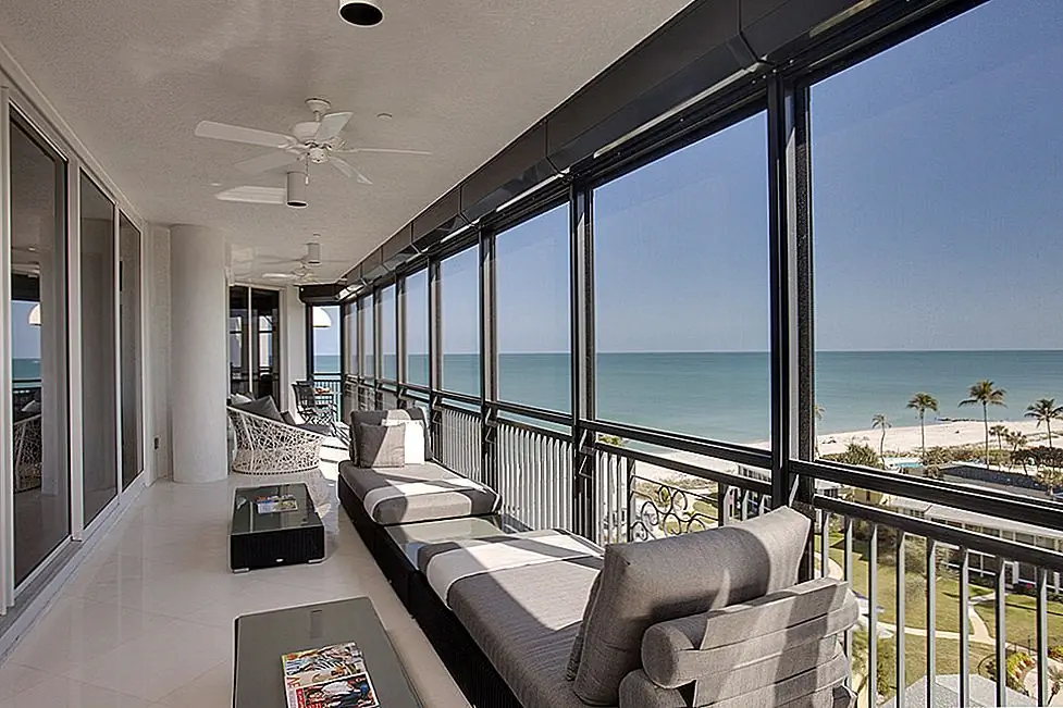 Крыльцо с видом на океан в Неаполе, штат Флорида