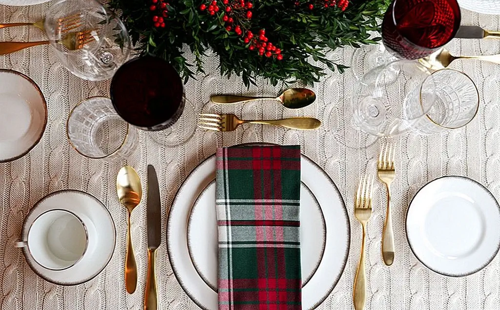 Включите разнообразные зимние ткани, чтобы создать уютный вид. Изображение: STACIE FLINNER