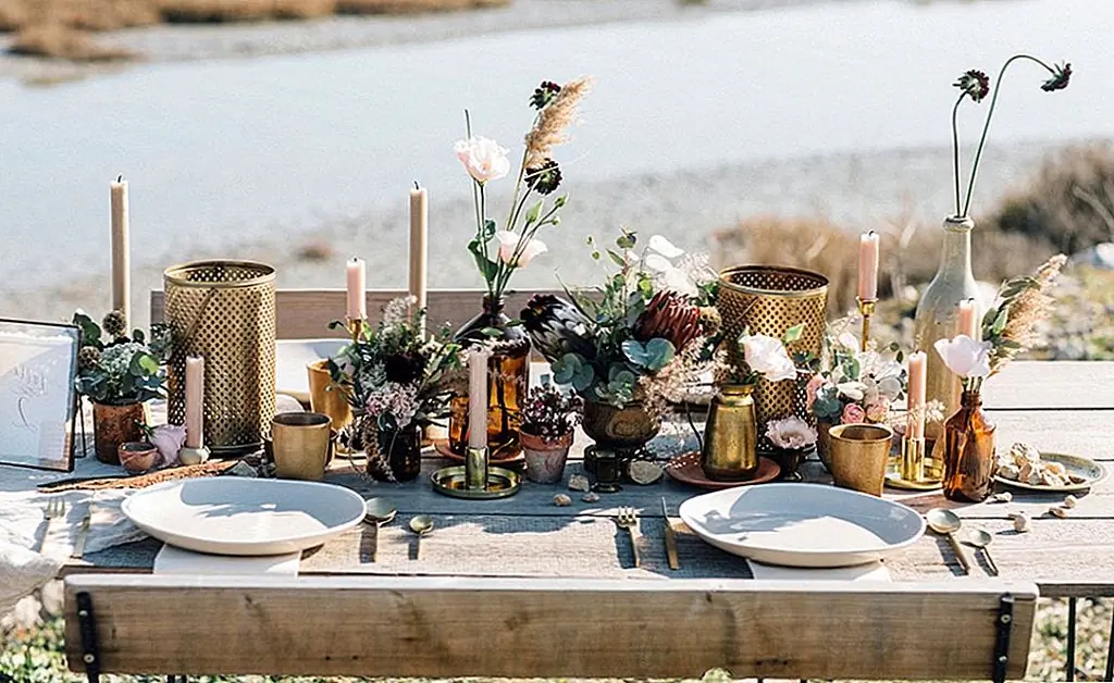 Добавьте металлы, чтобы придать вашему столу современный вид. Изображение: Atelier Blanc