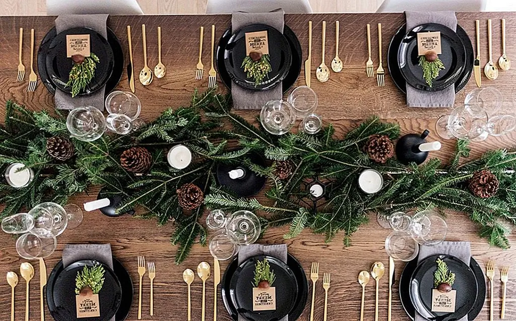 Те, кто обладает деревенским вкусом, могут захотеть выбрать сосну в качестве основного фокуса. Изображение: Happy Grey Lucky