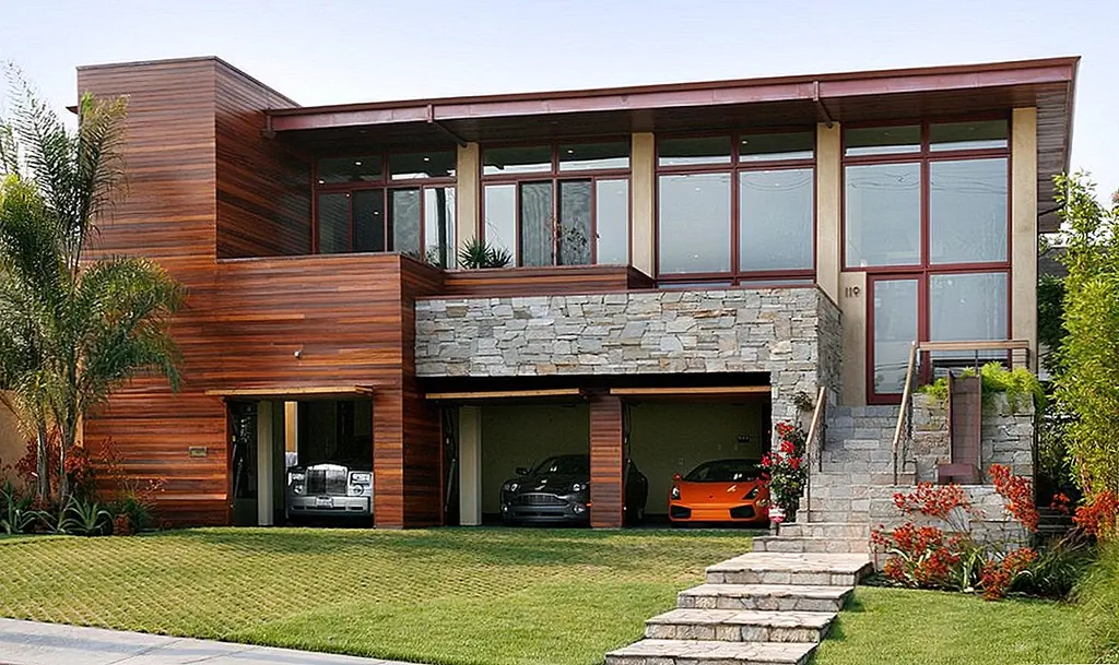 Научите членов семьи, как быть безопасным при управлении дверью гаража